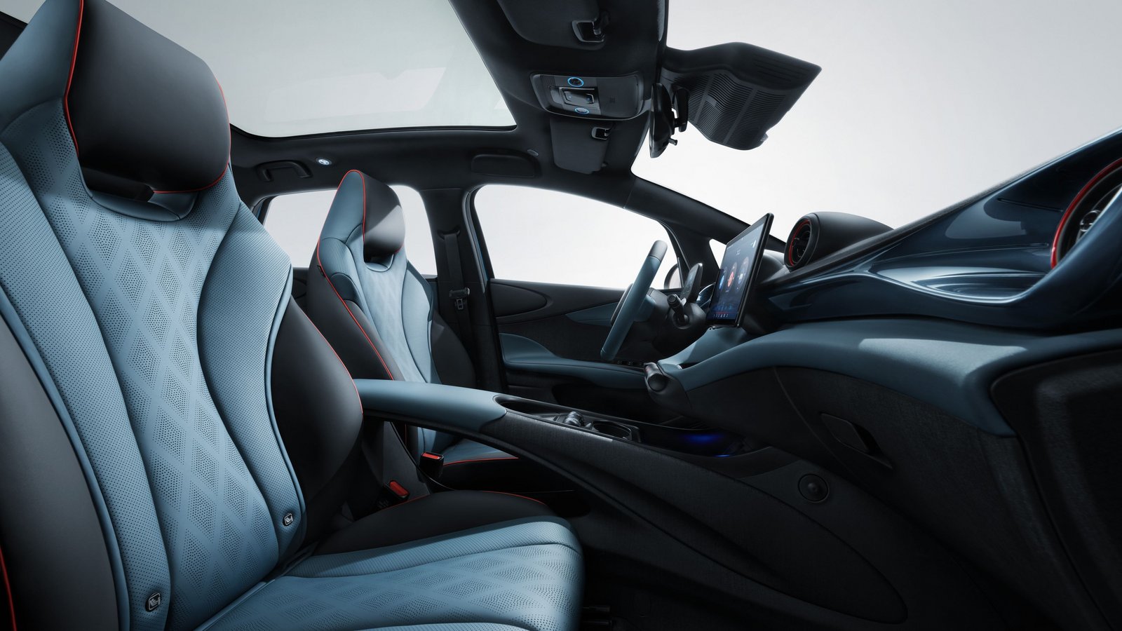 Vordersitze des BYD Dolphin mit blauem Leder und roten Nähten, modernes Armaturenbrett mit Touchscreen und Panoramadach