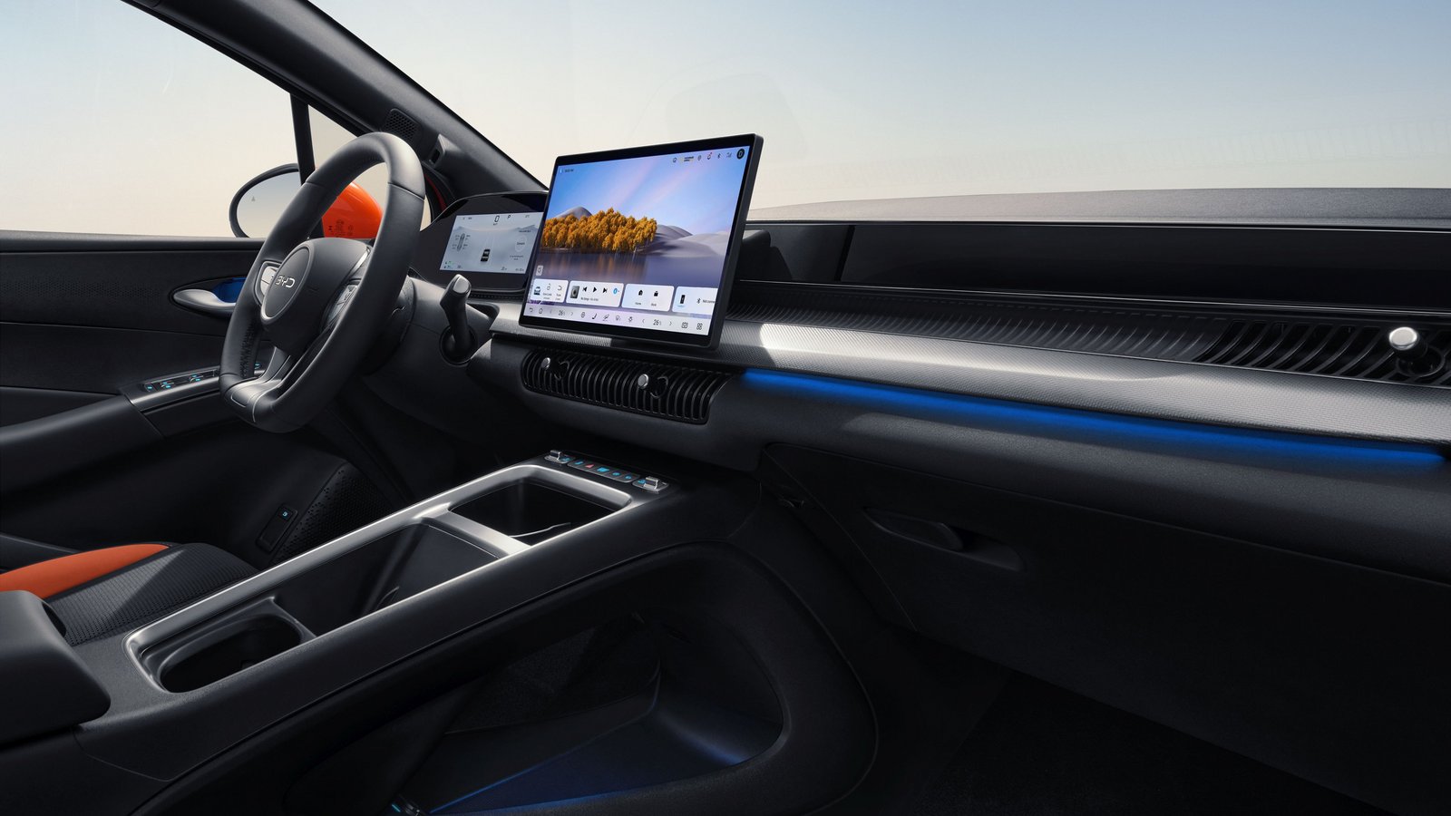 Innenraum des BYD Dolphin G DM-i mit digitalem Cockpit, großem mittig platziertem Touchscreen und blau beleuchtetem Dekorstreifen auf dem Armaturenbrett